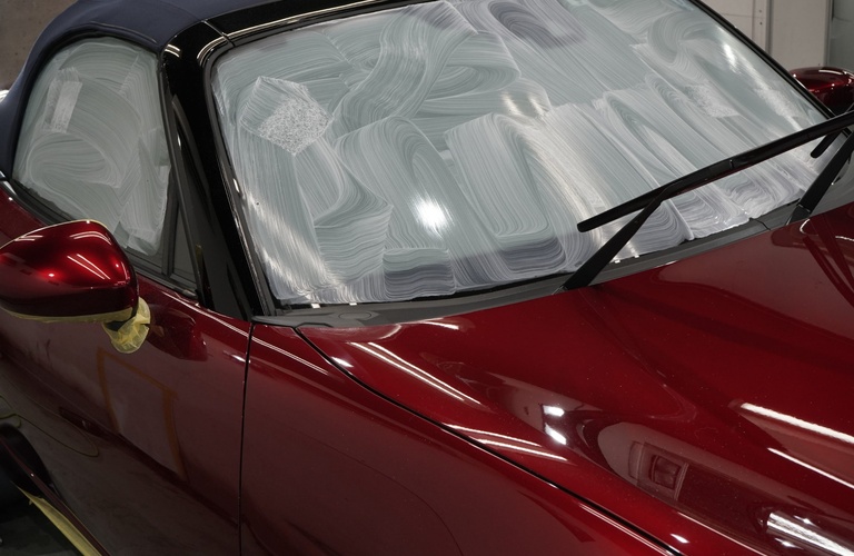 視界もクリアになる窓ガラスの施工 | 東京のカーコーティングなら高技術のBeauty Cars